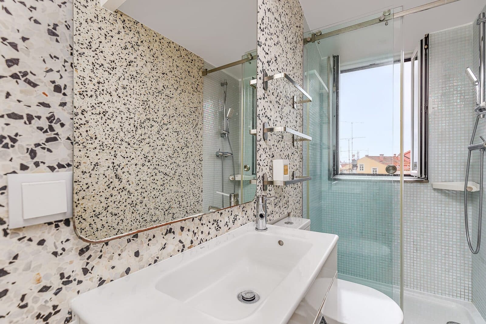 Salle de bain en terrazzo, douche à l'italienne, Lisbonne