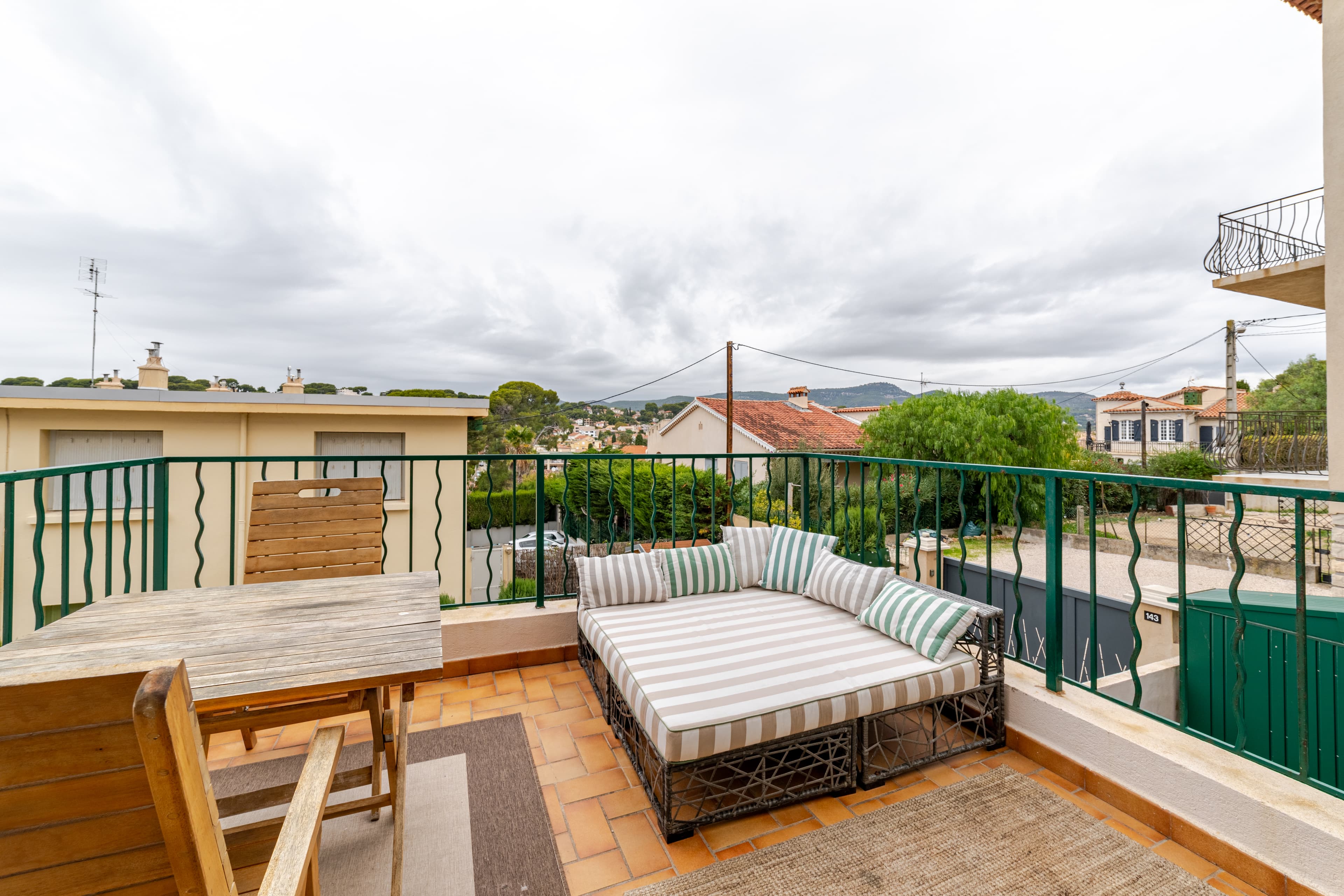 Terrasse mit Tagesbett und Esstisch, Sanary-sur-Mer