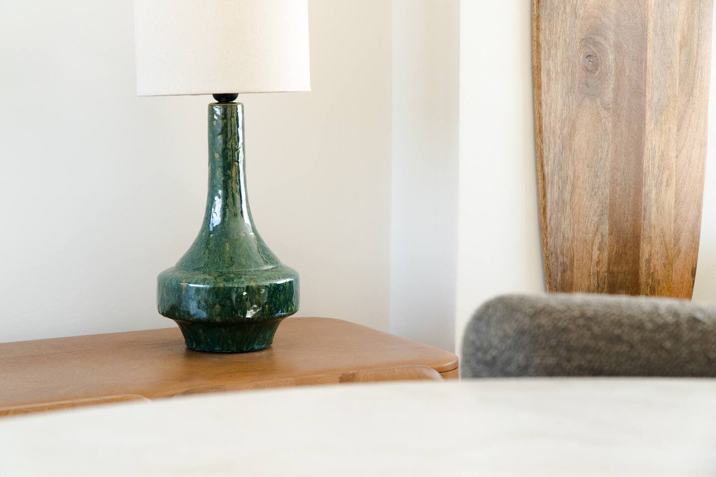 Lampe en céramique et planche de surf en bois, Praia das Maçãs