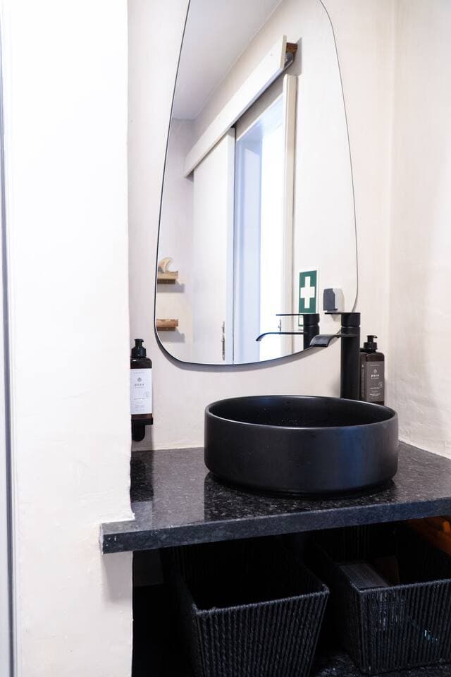 Salle de bain, vasque noire, Praia das Maçãs
